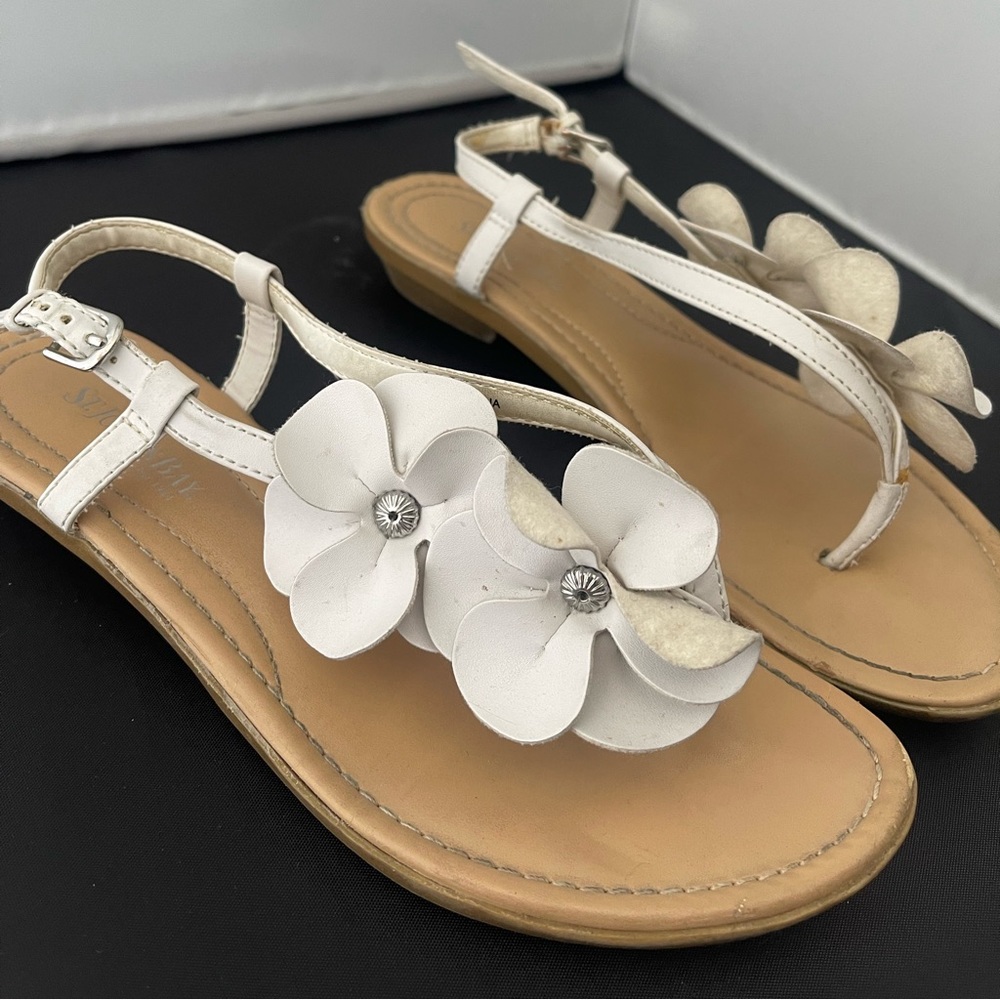 St.John’sBay White Flower Sandals